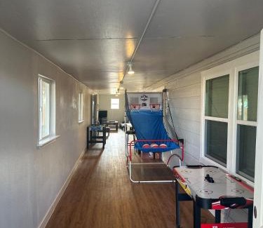 Converse Casa | Schertz Country Farmhouse on 1 acre with Gameroom