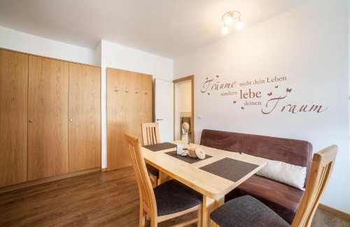 Rabla Apartamento | Schnitzer Ferienwohnung Holunder