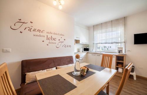 Rabla Apartamento | Schnitzer Ferienwohnung Holunder