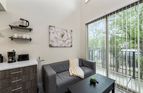South Kansas City Apartamento | Scholars Row 207 - Studio Suite!