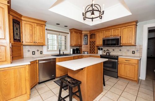 Huron Casa | School House Getaway! 4BR with Large Pool & Hot Tub