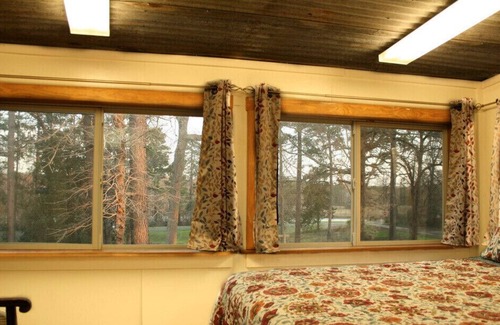 San Augustine Casa | Schoolhouse in the Pineywoods