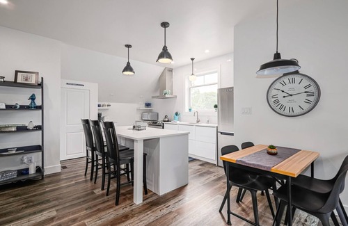 Clearview Apartamento | Schoolhouse Loft near hiking, biking, beach, golf and more