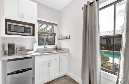 Fredericksburg Cabaña | Schubert Inn Cottage - Pool - Walk to Main St