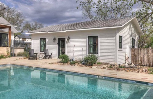 Fredericksburg Cabaña | Schubert Inn Cottage - Pool - Walk to Main St