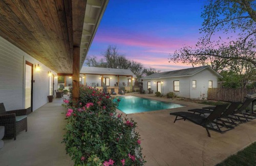 Fredericksburg Cabaña | Schubert Inn Cottage - Pool - Walk to Main St