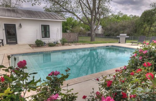 Fredericksburg Cabaña | Schubert Inn Cottage - Pool - Walk to Main St