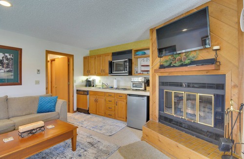 Mancelona Condominio | Schuss Mountain Resort Condo: Steps to Golf!