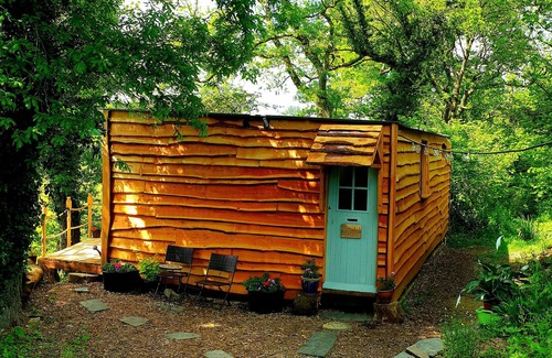 Brazzacott Cabaña | SCOLLAS LODGE, pet friendly, with hot tub in Launceston