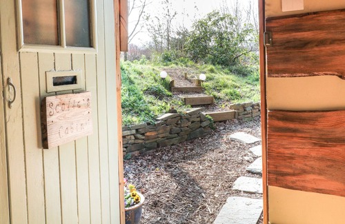 Brazzacott Cabaña | SCOLLAS LODGE, pet friendly, with hot tub in Launceston