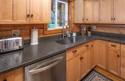 Bear Creek Cabina | Scootberry Cabin, Peaceful Log Home Perfect for the Family