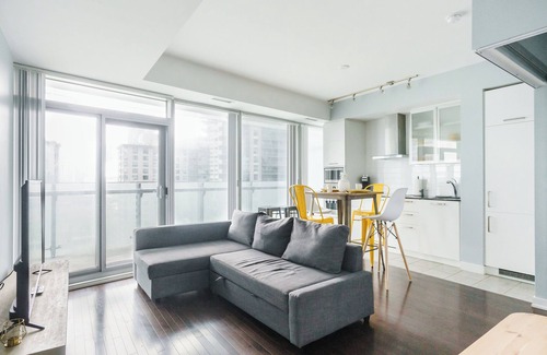 Downtown Toronto Hotel | Lakefront 2 bed, 2 bath Downtown Toronto W/Parking