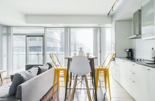 Downtown Toronto Hotel | Lakefront 2 bed, 2 bath Downtown Toronto W/Parking