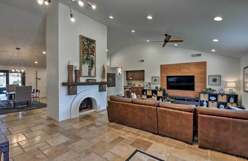 Buenavante Casa | Casa contemporánea de Scottsdale con patio, cabaña y piscina