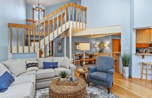 Fontana Condominio | Screened-in Porch on 10th Fairway at Abbey Springs |Pools |Tennis/Racquetball |Clubhouse |Restaurant