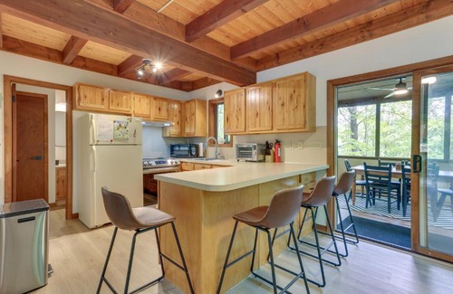 Hamlin Casa | Screened Porch and Grill Lake Ariel Vacation Rental