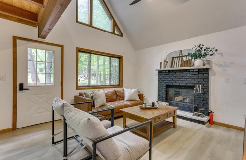 Hamlin Casa | Screened Porch and Grill Lake Ariel Vacation Rental