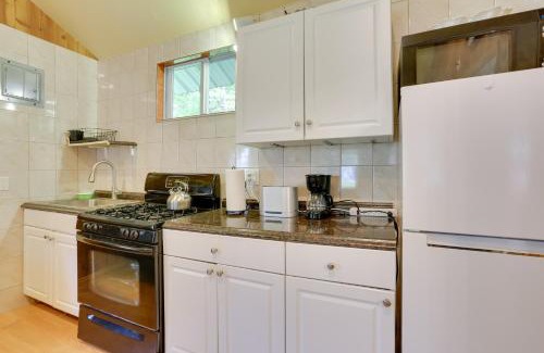 Mongaup Valley Casa | Screened Porch and Fire Pit Cabin Near Bethel Woods