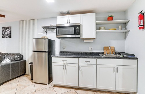 University Apartamento | Screened Porch: Tampa Studio 4 Mi to Busch Gardens