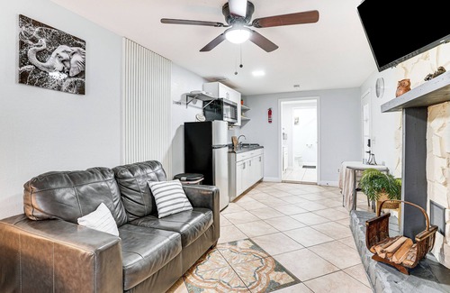 University Apartamento | Screened Porch: Tampa Studio 4 Mi to Busch Gardens