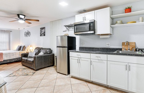 University Apartamento | Screened Porch: Tampa Studio 4 Mi to Busch Gardens