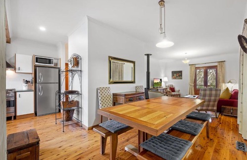 Leura Casa | Scribbly Gum