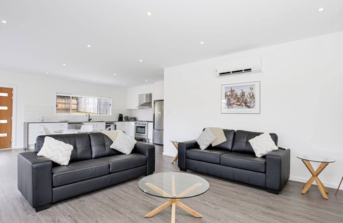 Basin View Casa | Scribbly Gum - Pet Friendly - 15 Mins Drive to Hyams Beach