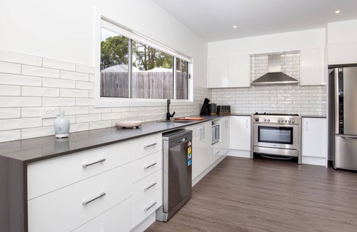 Basin View Casa | Scribbly Gum - Pet Friendly - 15 Mins Drive to Hyams Beach