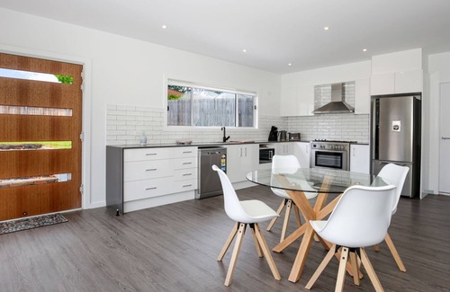 Basin View Casa | Scribbly Gum - Pet Friendly - 15 Mins Drive to Hyams Beach