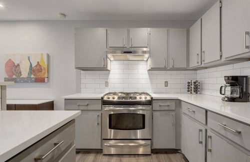 Austin Casa | SE Austin 30+ Days 3BR/2BA -- Close to Downtown, Tesla, ABIA, COTA, Recreation