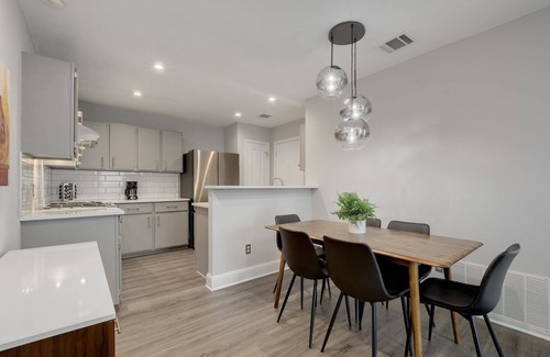 Austin Casa | SE Austin 30+ Days 3BR/2BA -- Close to Downtown, Tesla, ABIA, COTA, Recreation