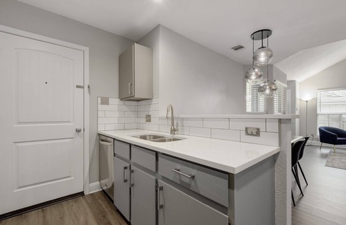 Austin Casa | SE Austin 30+ Days 3BR/2BA -- Close to Downtown, Tesla, ABIA, COTA, Recreation