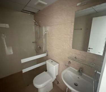 Al Ghubrah Ash Shamaliyyah Apartamento | Sea and lake view apartment