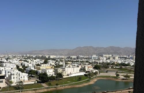 Al Ghubrah Ash Shamaliyyah Apartamento | Sea and lake view apartment