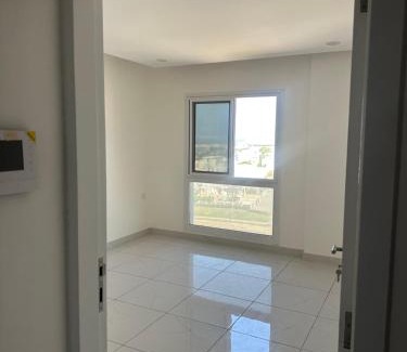 Al Ghubrah Ash Shamaliyyah Apartamento | Sea and lake view apartment
