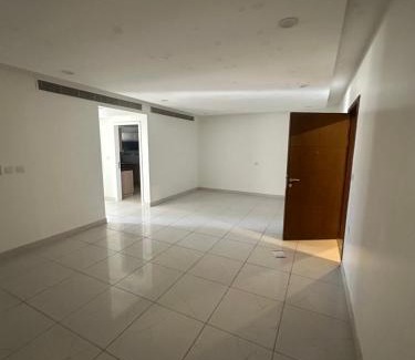 Al Ghubrah Ash Shamaliyyah Apartamento | Sea and lake view apartment