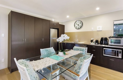 Bucklands Beach Apartamento | Sea-batical Retreat. Discover your perfect, relaxing coastal escape.