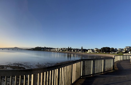Bucklands Beach Apartamento | Sea-batical Retreat. Discover your perfect, relaxing coastal escape.