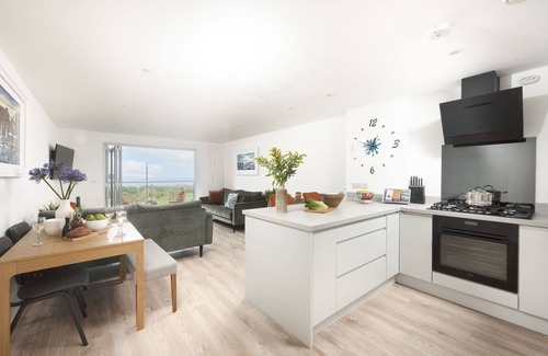 Lusty Glaze Apartamento | Sea Breeze - a sea view apartment just moments from Lusty Glaze Beach