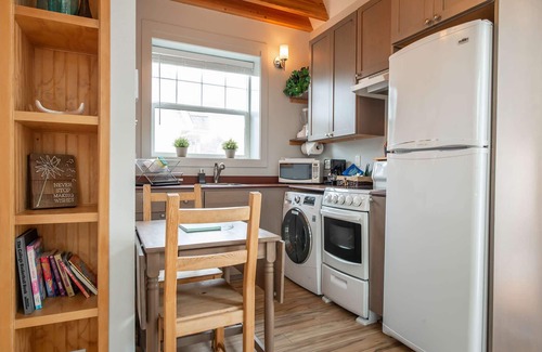 Ocean Shores Cabaña | Sea Breeze Cottage - Pet Friendly, Walk to Beach!
