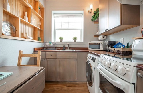 Ocean Shores Cabaña | Sea Breeze Cottage - Pet Friendly, Walk to Beach!