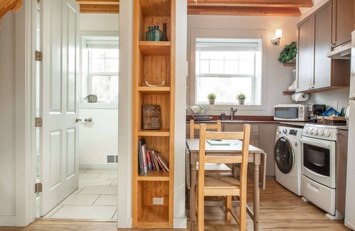 Ocean Shores Cabaña | Sea Breeze Cottage - Pet Friendly, Walk to Beach!