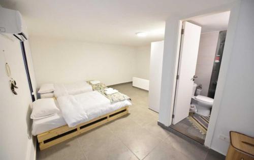 Batroun Apartamento | Sea Breeze Duplex Studio in Batroun Souk