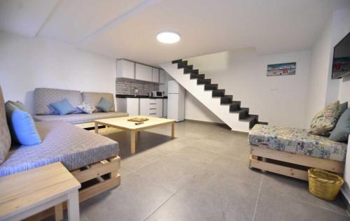 Batroun Apartamento | Sea Breeze Duplex Studio in Batroun Souk