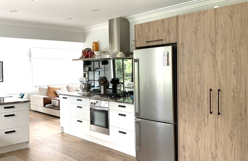 Torbay Casa | Sea Breeze - Stunning Views in a Modern Auckland Northshore Holiday Home