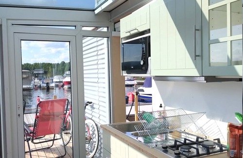 Falun Alquiler De Eote | SEA CO9 - The Houseboat Getaway