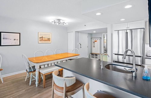 Bethany Beach Condominio | Sea Colony Ocean condo with shared pools, hot tubs, beach access & balcony