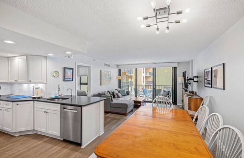Bethany Beach Condominio | Sea Colony Ocean condo with shared pools, hot tubs, beach access & balcony