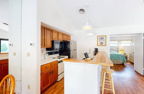 Bethany Beach Condominio | Sea Colony Tennis 1st floor condo w/ pool, basketball court, and shared sauna