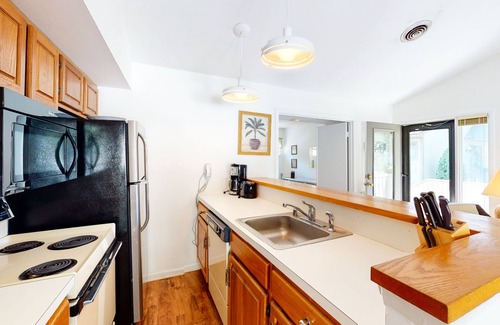 Bethany Beach Condominio | Sea Colony Tennis 1st floor condo w/ pool, basketball court, and shared sauna